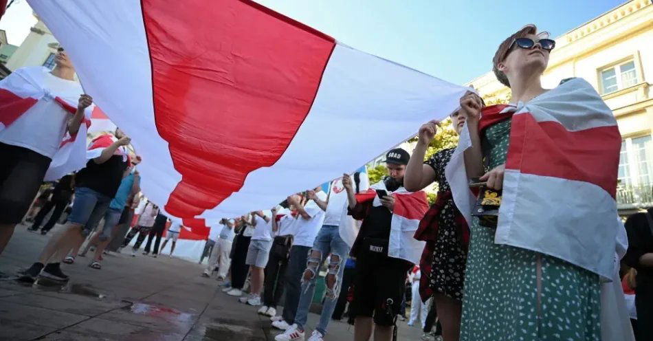 zdjęcie: MSZ: wsparcie dla białoruskiego społeczeństwa obywatelskiego w 6. rocznicę stłumionych siłą protestów / Warszawa, 09.08.2026. Białoruski Dzień Godności pod pomnikiem Mikołaja Kopernika w Warszawie, 9 bm. Manifestacja upamiętnia szóstą rocznicę sfałszowanych wyborów prezydenckich na Białorusi z 2020 roku oraz wybuch masowych protestów. (mr) PAP/Marcin Obara