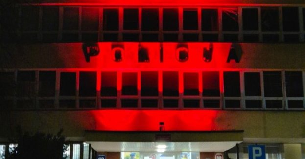 Komenda w Skierniewicach podświetlona na czerwono w obronie dzieci