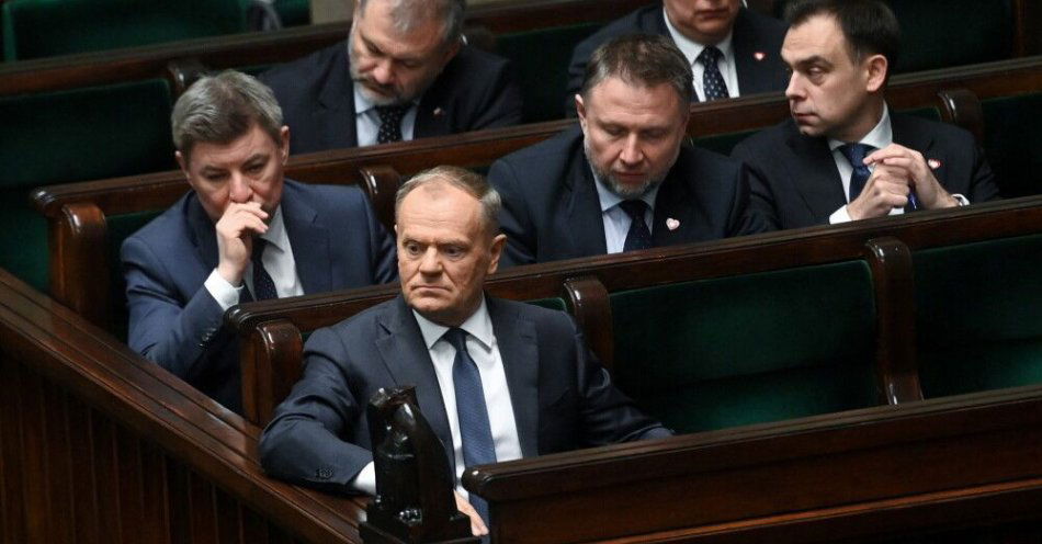 zdjęcie: Sejm przyjął informację premiera dot. bezpieczeństwa państwa / Warszawa, 05.12.2025. Członkowie rządu, od frontu: premier Donald Tusk, drugi rząd: szef KPRM Jan Grabiec (L), minister spraw wewnętrznych i administracji Marcin Kierwiński (C), minister finansów Andrzej Domański (P), trzeci rząd: minister sprawiedliwości Waldemar Żurek (L) i minister-członek Rady Ministrów, koordynator służb specjalnych Tomasz Siemoniak (P) na sali obrad Sejmu w Warszawie, 5 bm. Sejm zakończył utajniony punkt obrad i kontynuuje posiedzenie. (sko) PAP/Piotr Nowak