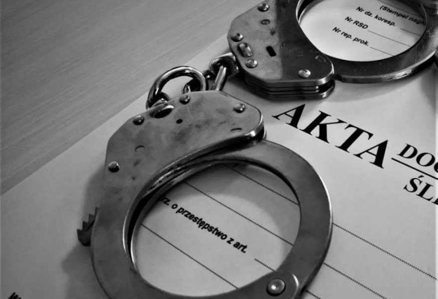 zdjęcie: Pił piwo na trawniku. Wyleciała torba z amfetaminą / fot. KPP Zambrów
