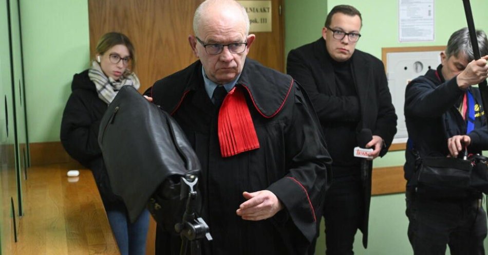 zdjęcie: Przerwa w posiedzeniu sądu ws. wniosku o tymczasowe aresztowanie b. szefa MS Zbigniewa Ziobry / Warszawa, 15.01.2026. Prokurator Piotr Woźniak (C) przed posiedzeniem aresztowym w Sądzie Rejonowym dla Warszawy-Mokotowa, 15 bm. Sąd odroczył poprzednie posiedzenie ws. wniosku prokuratury o tymczasowy areszt dla byłego ministra sprawiedliwości, posła PiS Zbigniewa Ziobry. O odroczenie wnioskowali pełnomocnicy Zbigniewa Ziobry. Powodem było niedołączenie materiałów niejawnych do wniosku prokuratury. Prokuratura chce postawić Ziobrze łącznie 26 zarzutów w śledztwie dotyczącym nieprawidłowości w 