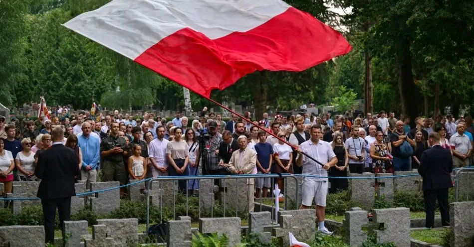 zdjęcie: Warszawa: przed pomnikiem Gloria Victis w godzinę „W” oddano hołd powstańcom / Warszawa, 01.08.2026. Obchody 82. rocznicy wybuchu Powstania Warszawskiego. Uroczystości przed pomnikiem Gloria Victis na terenie kwater powstańczych na Cmentarzu Wojskowym na Powązkach w Warszawie, 1 bm. W stolicy trwają obchody 82. rocznicy wybuchu Powstania Warszawskiego - wystąpienia zbrojnego przeciwko okupującym Warszawę wojskom niemieckim, zorganizowanego przez Armię Krajową. (ad) PAP/Przemysław Piątkowski