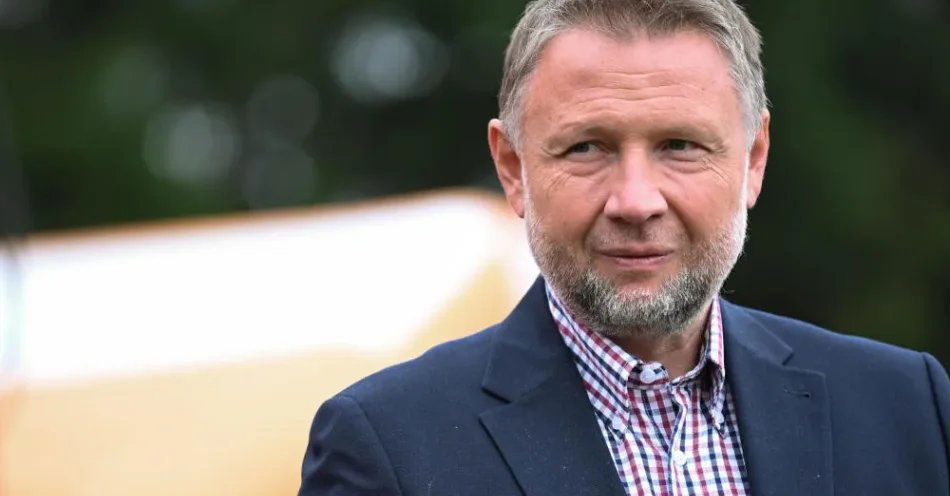 zdjęcie: Kierwiński: za karierą aresztowanego szefa PKOl stoją Kaczyński i Morawiecki / Barczewo, 29.08.2026. Minister spraw wewnętrznych i administracji Marcin Kierwiński na briefingu prasowym w trakcie ćwiczeń w ramach Krajowego Treningu Reagowania na terenie Remizy OSP Barczewo, 29 bm. (amb) PAP/Andrzej Jackowski