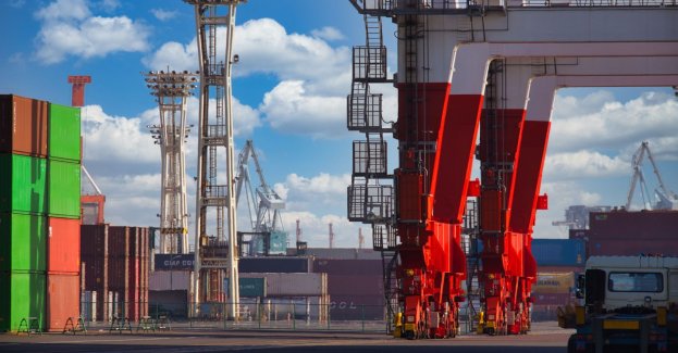 W Morskim Terminalu Przeładunkowym zakończono montaż zautomatyzowanych ramion nalewczych