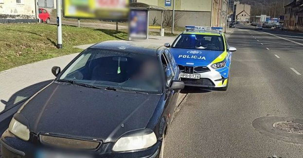 Zawrócił w miejscu niedozwolonym. Mandat był dla niego jednak najmniejszym problem