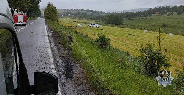 Dachowanie na wjeździe do Głuszycy Górnej. Dostosujmy prędkość do niesprzyjających warunków drogowych
