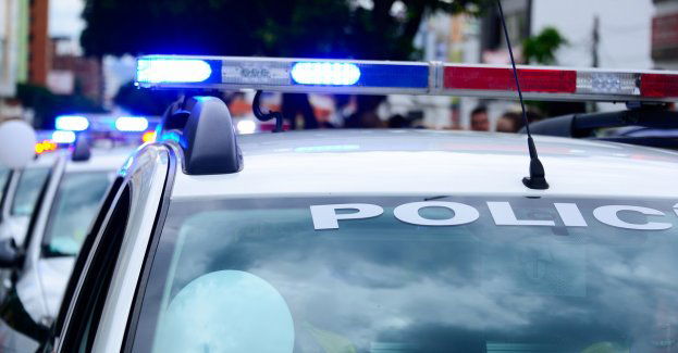 Samochód w płocie, a 23 letni kierowca w zaroślach