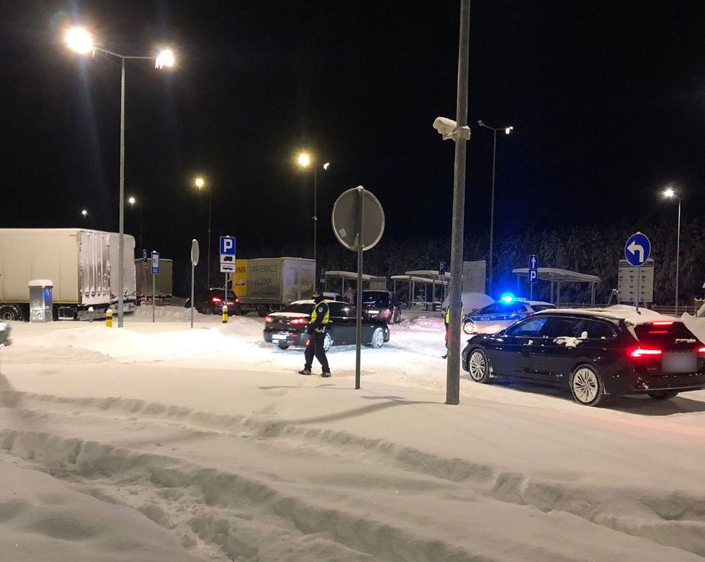 zdjęcie: Nocne działania policjantów na trasie S7 po intensywnych opadach / fot. KMP w Olsztynie
