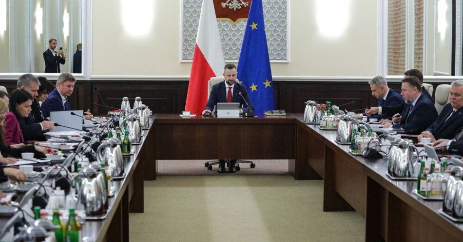 zdjęcie: Rząd przyjął projekt częściowo wygaszający ustawę o pomocy Ukraińcom / Warszawa, 20.01.2026. Wicepremier, minister obrony narodowej Władysław Kosiniak-Kamysz (C) na posiedzeniu rządu w siedzibie KPRM w Warszawie, 20 bm. Rada Ministrów zajmie się m.in.: projektem częściowo wygaszającym ustawę o pomocy Ukraińcom z 2022 r., założeniami ustawy ws. uruchomienia dobrowolnego wsparcia rolników oraz projektem zmiany Prawa ochrony środowiska. (amb) PAP/Tomasz Gzell