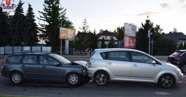 Uderzył w stojącą przed przejściem Toyotę