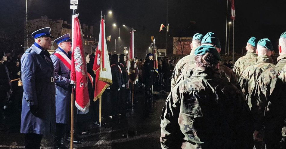 zdjęcie: Mrągowo uczciło Święto Niepodległości. Policjanci złożyli kwiaty / fot. KPP w Mrągowie
