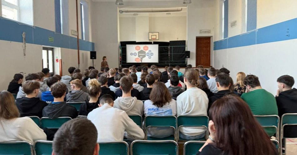 zdjęcie: Policjantki i sanepid uczą młodzież o cyberprzemocy i vapingu / fot. KPP w Mielcu