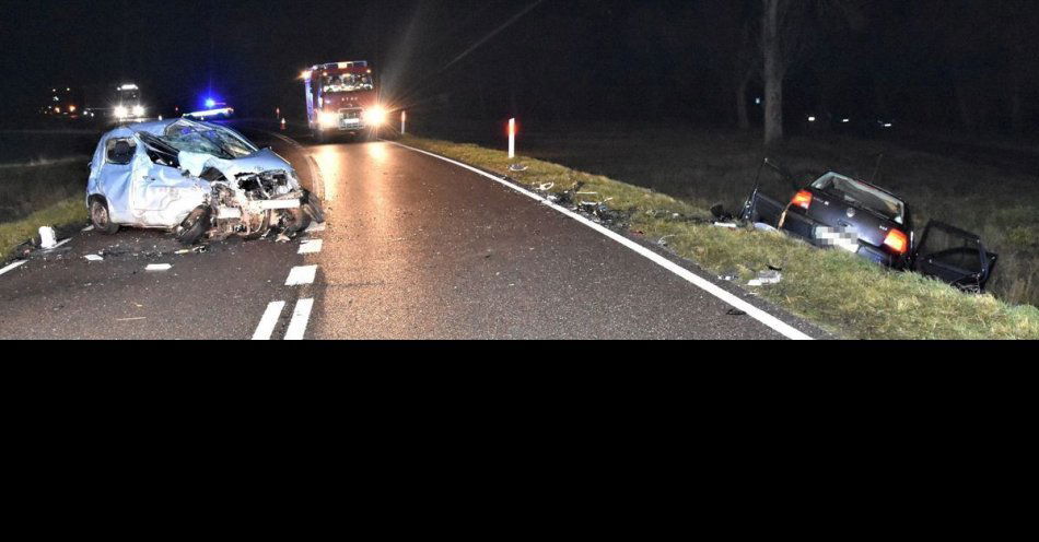 zdjęcie: Toyota zjechała na przeciwległy pas i zderzyła się z Golfem / fot. KPP Radzyń Podlaski