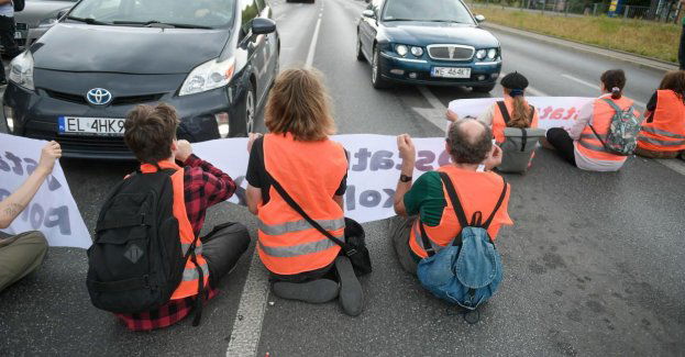 Aktywiści Ostatniego Pokolenia zablokowali al. Wilanowską