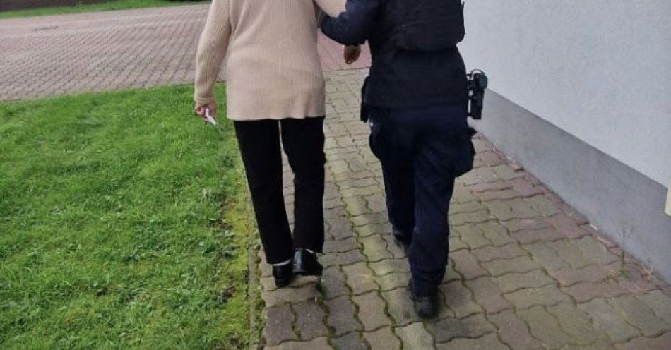 zdjęcie: Policja pomogła zagubionej 82 latce przy przedszkolu w Gilowicach / fot. KPP w Pszczynie