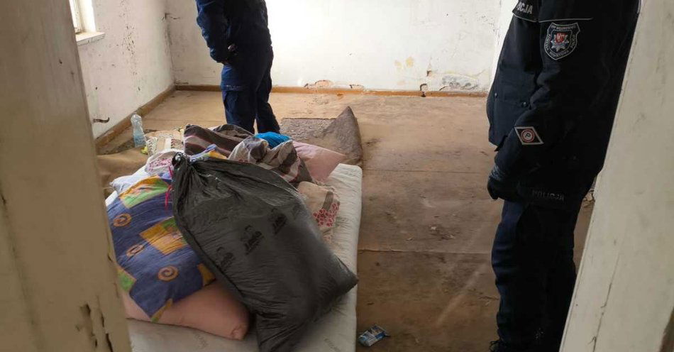 zdjęcie: Policjanci z Damasławka dali materac i ciepłe rzeczy bezdomnemu / fot. KPP Wągrowiec