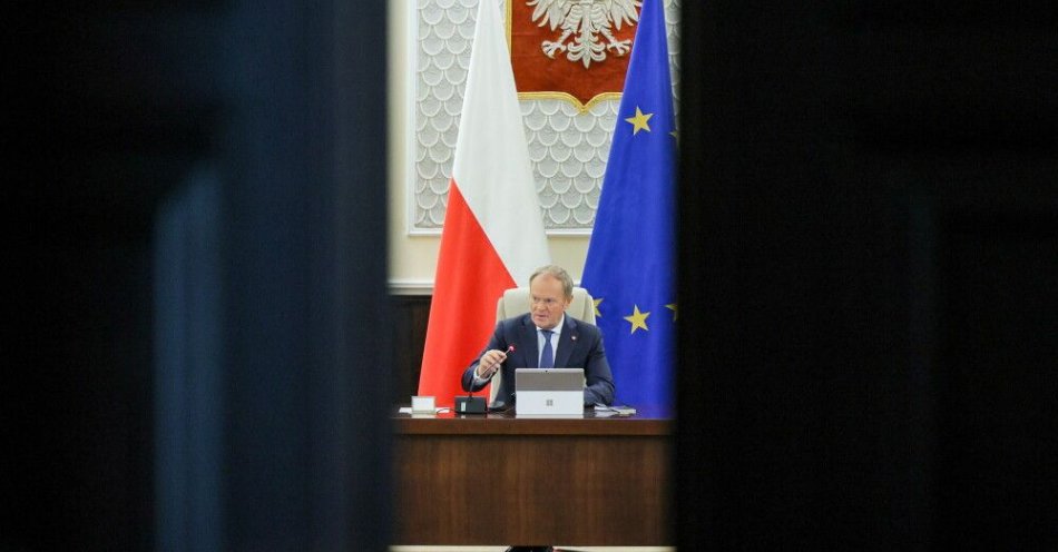 zdjęcie: Premier do Ziobry: jestem przekonany, że nie chce pan przejść do historii jako „fujara” czy „miękiszon” / Warszawa, 28.10.2025. Premier Donald Tusk podczas posiedzenia rządu w KPRM w Warszawie, 28 bm. Rada Ministrów zajmie się m.in. zmianami w Programie Ochrony Ludności i Obrony Cywilnej na lata 2025-2026, które mają pozwolić na zakup większej ilości sprzętu. (mr) PAP/Paweł Supernak