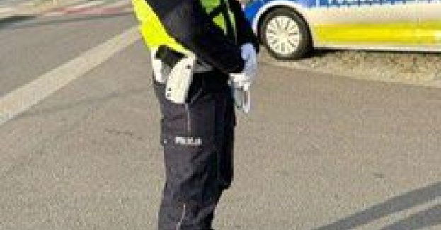 Mundurowi pilnują porządku przy cmentarzach w powiecie