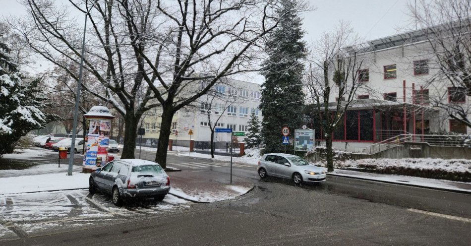 zdjęcie: Mieleccy policjanci apelują: bezpieczeństwo na śliskich drogach / fot. KPP w Mielcu