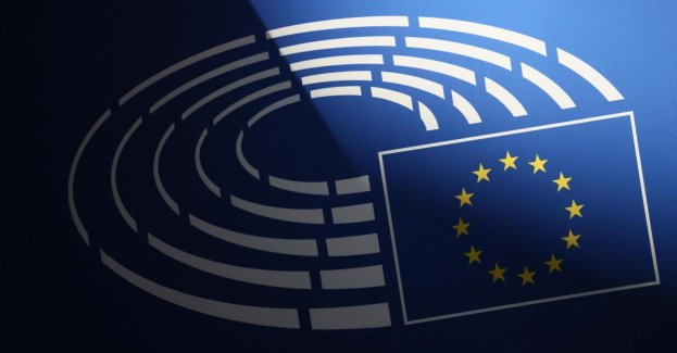B. europoseł Ryszard C. usłyszał zarzut doprowadzenia do niekorzystnego rozporządzenia mieniem