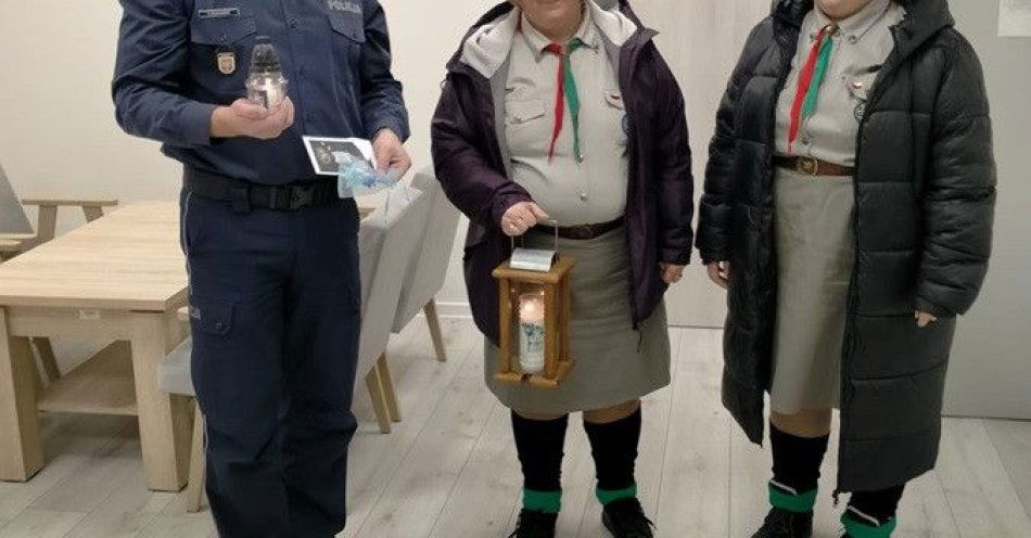 zdjęcie: Betlejemskie Światełko Pokoju trafiło do pułtuskiej Komendy Policji / fot. KPP w Pułtusku