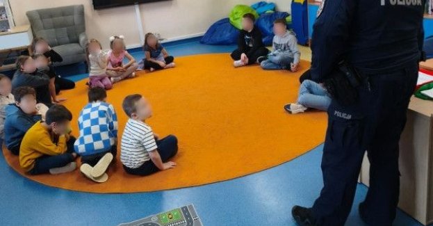 Dzielnicowy uczy bezpiecznych ferii w SP44 w Gdyni