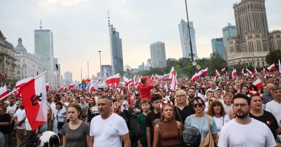 zdjęcie: Warszawa: ulicami miasta przeszedł Marsz Powstania Warszawskiego / Warszawa, 01.08.2026. Obchody 82. rocznicy wybuchu Powstania Warszawskiego. Marsz Powstania Warszawskiego 2026 pod hasłem „Nie będzie Niemiec pluł nam w twarz”, 1 bm. w Warszawie. W stolicy trwają obchody 82. rocznicy wybuchu Powstania Warszawskiego - wystąpienia zbrojnego przeciwko okupującym Warszawę wojskom niemieckim, zorganizowanego przez Armię Krajową. (mr) PAP/Leszek Szymański