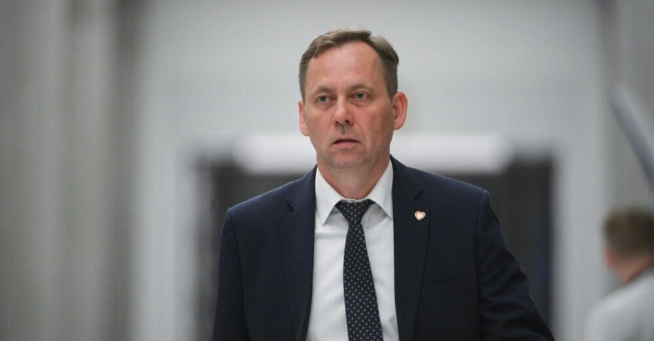 zdjęcie: Lewica i KO rozpoczęły zbieranie podpisów pod wstępnym wnioskiem o postawienie Z. Ziobry przed Trybunałem Stanu / Warszawa, 25.06.2025. Poseł KO Zbigniew Konwiński w drodze na salę plenarną Sejmu w Warszawie, 25 bm. W drugim dniu posiedzenia izba zajmie się m.in. rządowym projektem nowelizacji ustawy o inwestycjach w zakresie elektrowni wiatrowych. Posłowie wysłuchają ponadto sprawozdania Krajowej Rady Radiofonii i Telewizji z działalności w 2024 r. oraz informacji o działalności Rady Mediów Narodowych w 2024 r. (mo/zkoc) PAP/Marcin Obara