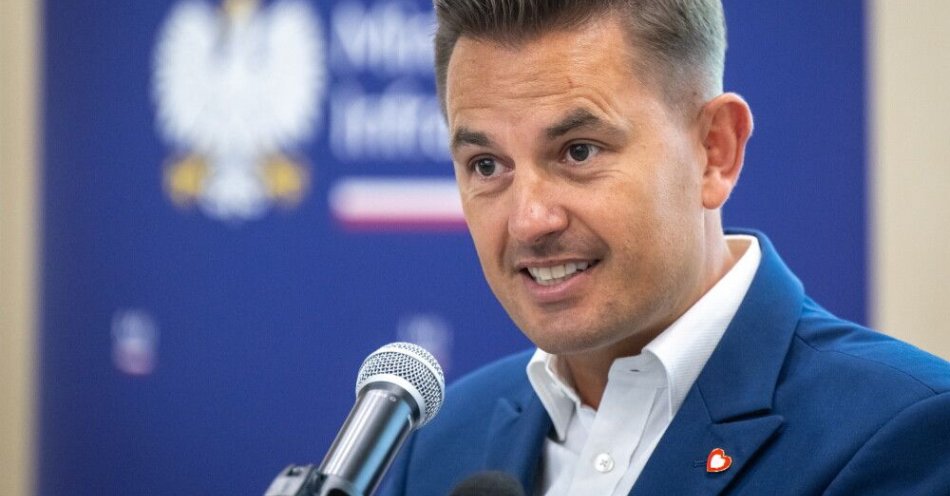 zdjęcie: Myrcha: wchodzą w życie zmiany przepisów drogowych; niektóre będą radykalne / Toruń, 22.08.2025. Sekretarz stanu w Ministerstwie Sprawiedliwości Arkadiusz Myrcha podczas konferencji prasowej w siedzibie Urzędu Marszałkowskiego Województwa Kujawsko-Pomorskiego w Toruniu, 22 bm. Konferencja tow. podpisaniu umowy o dofinansowanie dwóch projektów kolejowych w woj. kujawsko-pomorskim: prac na odcinku Maksymilianowo - Kościerzyna oraz modernizacji linii kolejowej nr 353 na odcinku Toruń Główny - Toruń Wschodni wraz z infrastrukturą dworcową oraz budową nowych przystanków kolejo