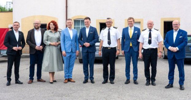 Marszałek Sejmu przekazał flagę grudziądzkim strażakom