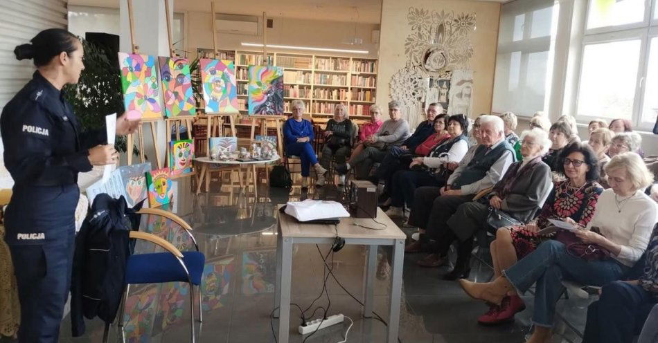 zdjęcie: Policjantka uczy seniorów o oszustwach i Kopercie życia / fot. KPP w Radziejowie