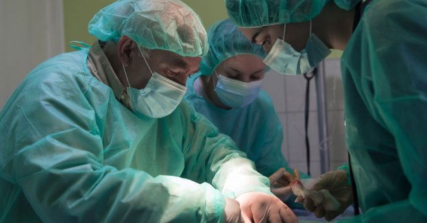 Ortopedzi jednocześnie wszczepili pacjentowi dwa stawy i protezę kości udowej