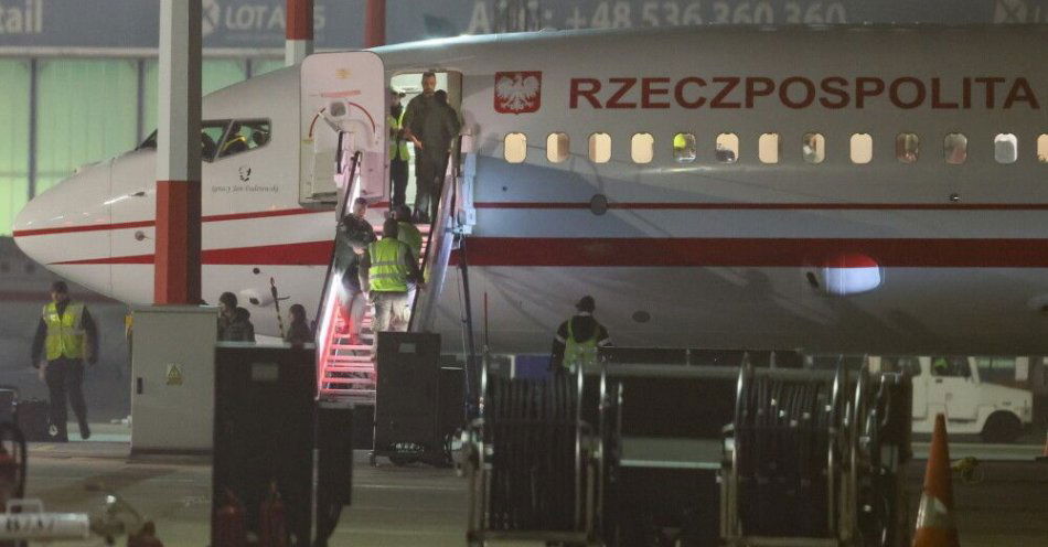 zdjęcie: Szef MSZ za możliwością opłat za powrót rządowymi samolotami z miejsc objętych wcześniej ostrzeżeniami / Warszawa, 06.03.2026. Jeden z samolotów Sił Powietrznych RP z Polakami ewakuowanymi z Bliskiego Wschodu po wylądowaniu na lotnisku Okęcie w Warszawie, 6 bm. Dwa rządowe samoloty Boeing-737 biorą udział w misji ewakuacji polskich obywateli z portu lotniczego Muskat w Omanie. W pierwszej kolejności ewakuowano osoby potrzebujące pomocy medycznej. (jm) PAP/Leszek Szymański