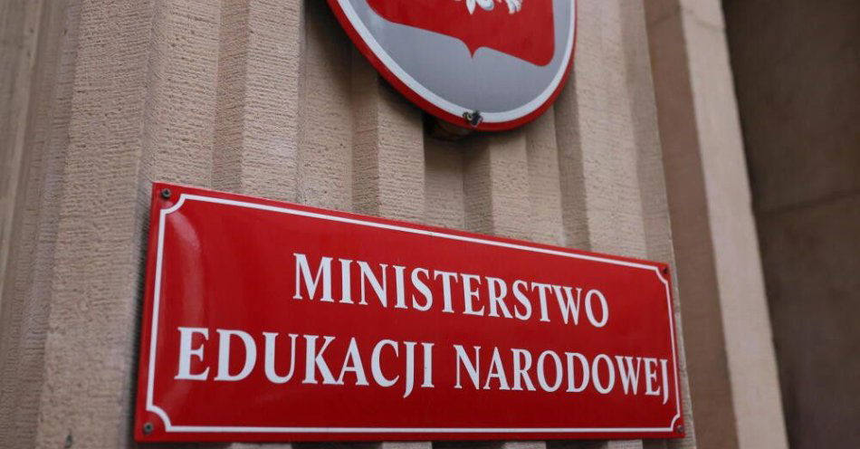 zdjęcie: MEN pracuje nad kolejną propozycją rozwiązań ws. wynagradzania godzin nadliczbowych / Warszawa, 17.02.2026. Tabliczka informacyjna Ministerstwo Edukacji Narodowej na budynku siedziby resortu w Warszawie, 17 bm. (ls/dw) PAP/Leszek Szymański