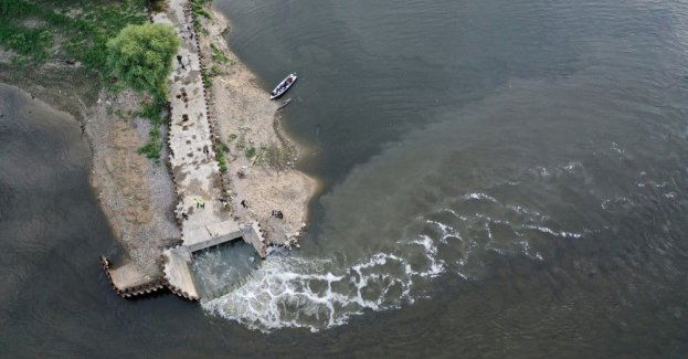 Warszawa: z kolektora ściekowego do Wisły wlewa się brązowa ciecz
