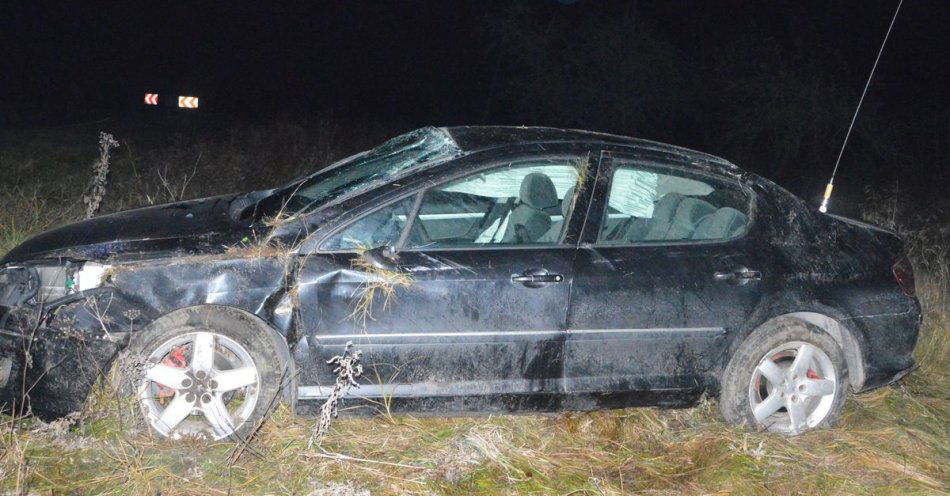 zdjęcie: Dachowanie samochodu w Koziej Górze Pasażer trafił do szpitala / fot. KMP Chełm