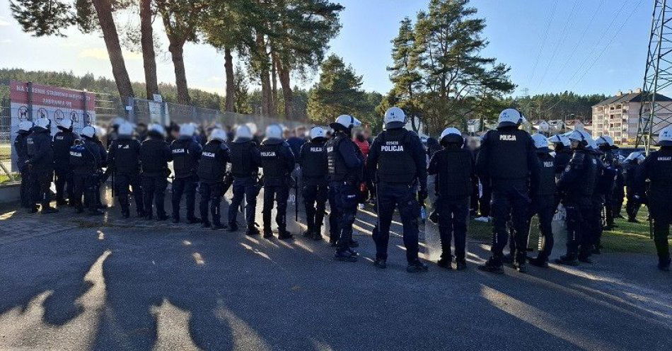 zdjęcie: Spokój na stadionie w Lęborku po policyjnym zabezpieczeniu meczu / fot. KPP w Lęborku