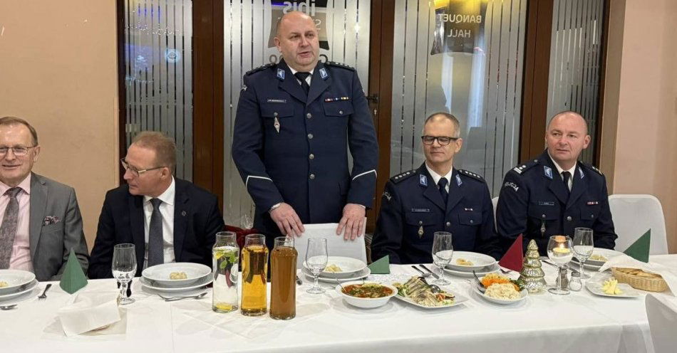 zdjęcie: Opłatkowe spotkanie gnieźnieńskiej policji pełne ciepła / fot. KPP Gniezno