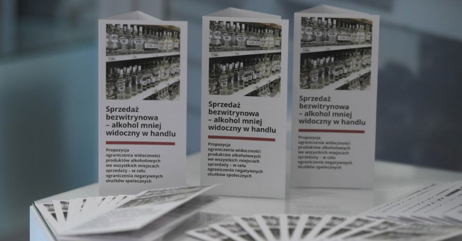 zdjęcie: Branża paliwowa prezentuje koncepcję sprzedaży bezwitrynowej na stacjach benzynowych / Fot. PAP/S. Leszczyński