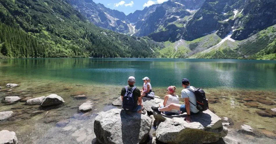 zdjęcie: Turyści szukają ochłody w tatrzańskich stawach; za kąpiel grożą mandaty / Morskie Oko, 25.06.2026. Turyści w gorący dzień nad Morskim Okiem, 25 bm. Dzisiaj w Tatrach +28 st. C. (aldg) PAP/Grzegorz Momot
