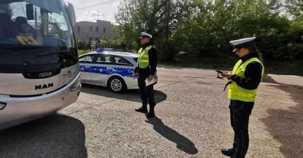 Sezon wycieczkowy – policjanci sprawdzą stan techniczny autokaru