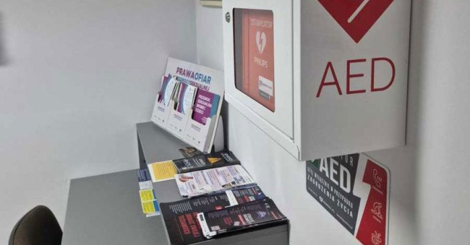 zdjęcie: Defibrylator dostępny w posterunku policji w Majdanie Królewskim / fot. KPP w Kolbuszowej