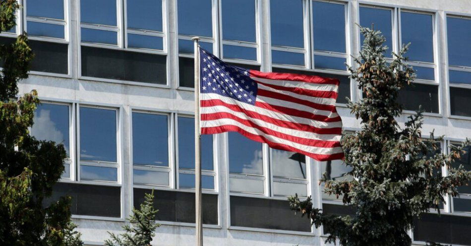 zdjęcie: Ekspert: tweet ambasadora USA w Polsce to przykład wymuszania lojalności / Warszawa, 06.08.2013. Ambasada USA przy Alejach Ujazdowskich w Warszawie. tg/obm
PAP/Tomasz Gzell