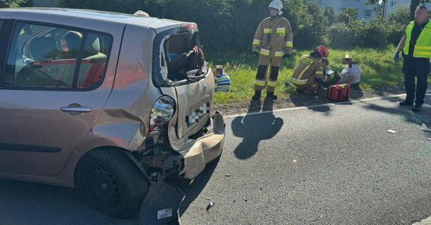 Kraksa na drodze krajowej nr 25 w Ględowie, zderzyły się 4 auta osobowe.