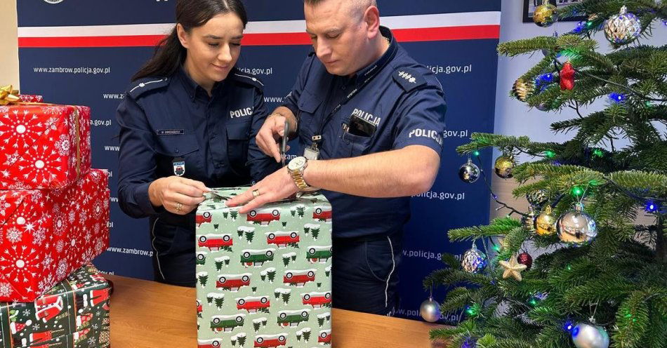 zdjęcie: Zambrowska policja pomaga rodzinie w ramach Szlachetnej Paczki / fot. KPP Zambrów