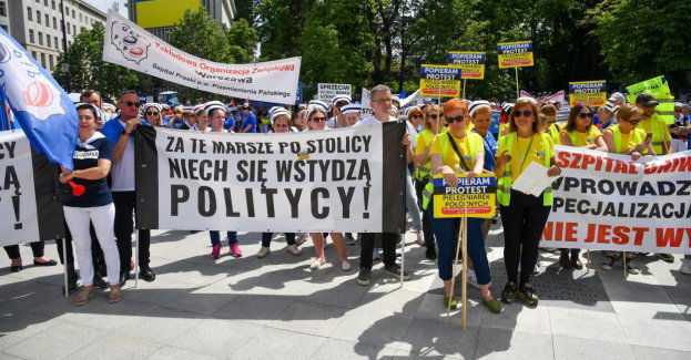 Pielęgniarki i położne protestowały w stolicy przeciw dysproporcji w zarobkach i degradacji ich zawodów