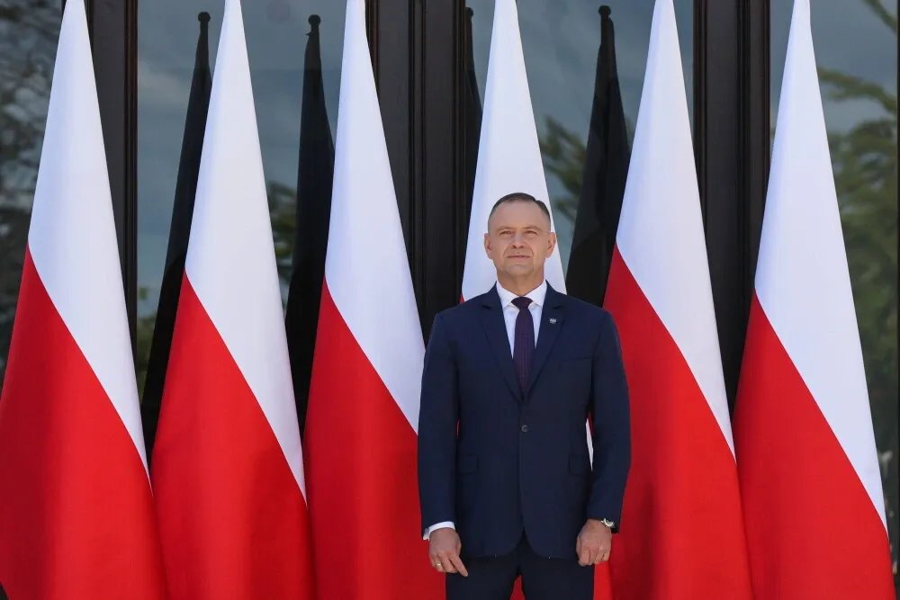 zdjęcie: Prezydent RP: niech pamięć o zagładzie Romów będzie przestrogą dla przyszłych pokoleń / Warszawa, 28.07.2026. Prezydent Karol Nawrocki podczas uroczystości w ogrodach Pałacu Prezydenckiego w Warszawie, 28 bm. Prezydent Karol Nawrocki wręczył akty powołania asesorom sądowym. (sko) PAP/Paweł Supernak