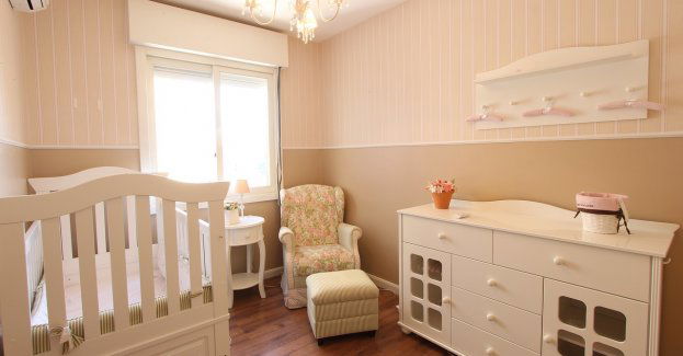 Niesforny maluch ukrył się pod kołdrą