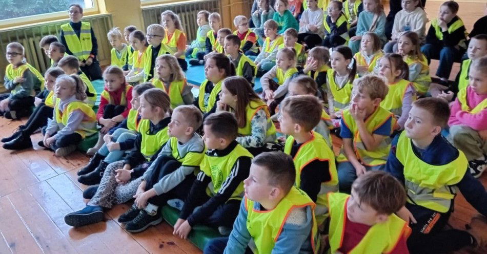 zdjęcie: Odblaskowa Szkoła uczy dzieci bezpieczeństwa na drodze / fot. KPP Sępólno Krajeńskie