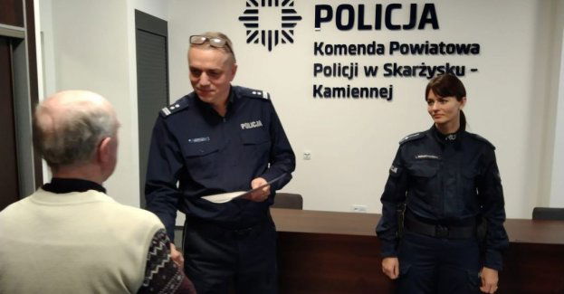 Odnalezione pieniądze wróciły do właścicielki.  Pomogli dzielnicowi